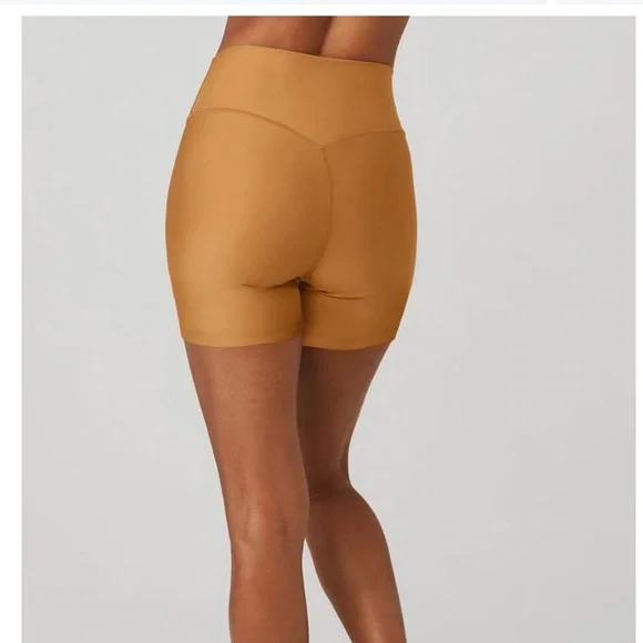 Alo Women's 5" Airlift Energy Short - Toffee - Picture 3 of 9